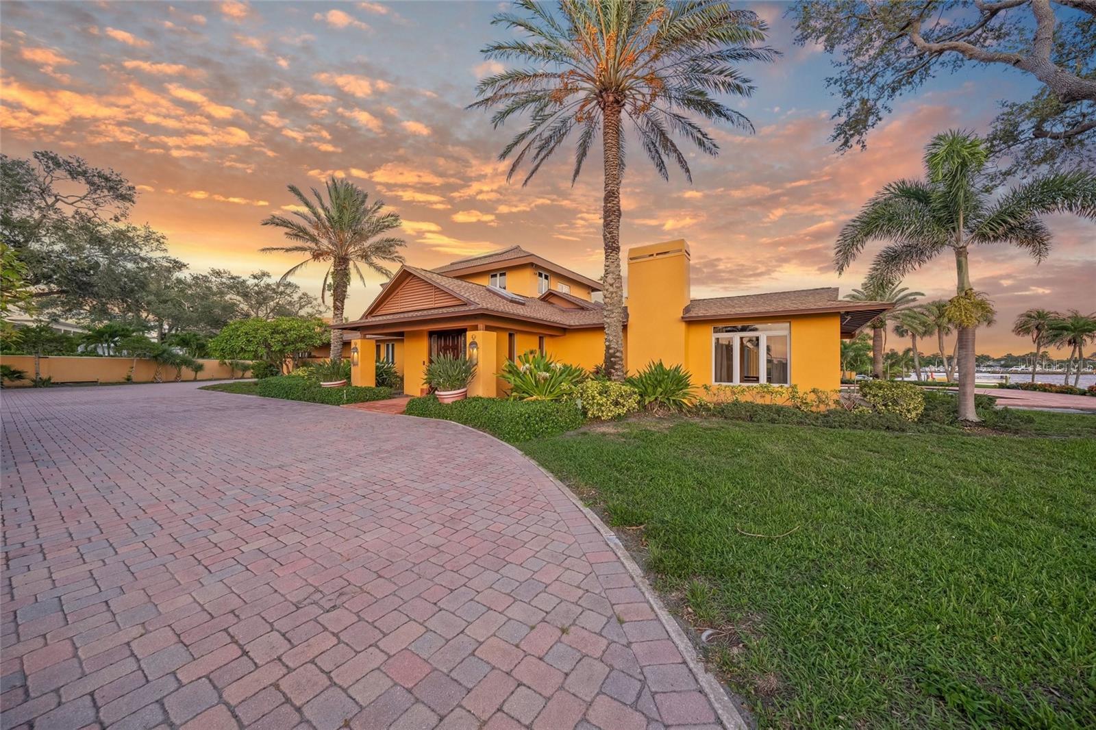 1136 N Lake Shore Dr, Sarasota, FL 34231 — photo 9 of 75