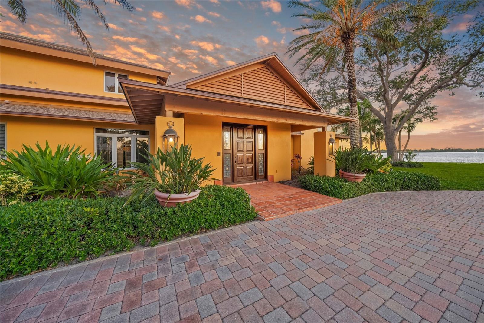 1136 N Lake Shore Dr, Sarasota, FL 34231 — photo 10 of 75