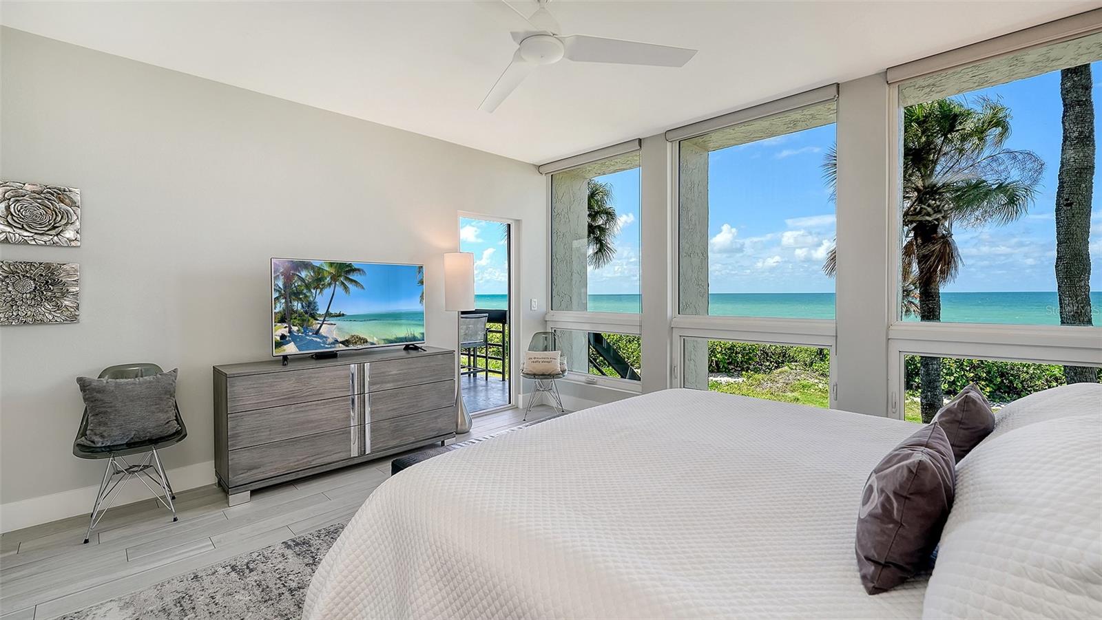 Owner's bedroom with private door to lanaii