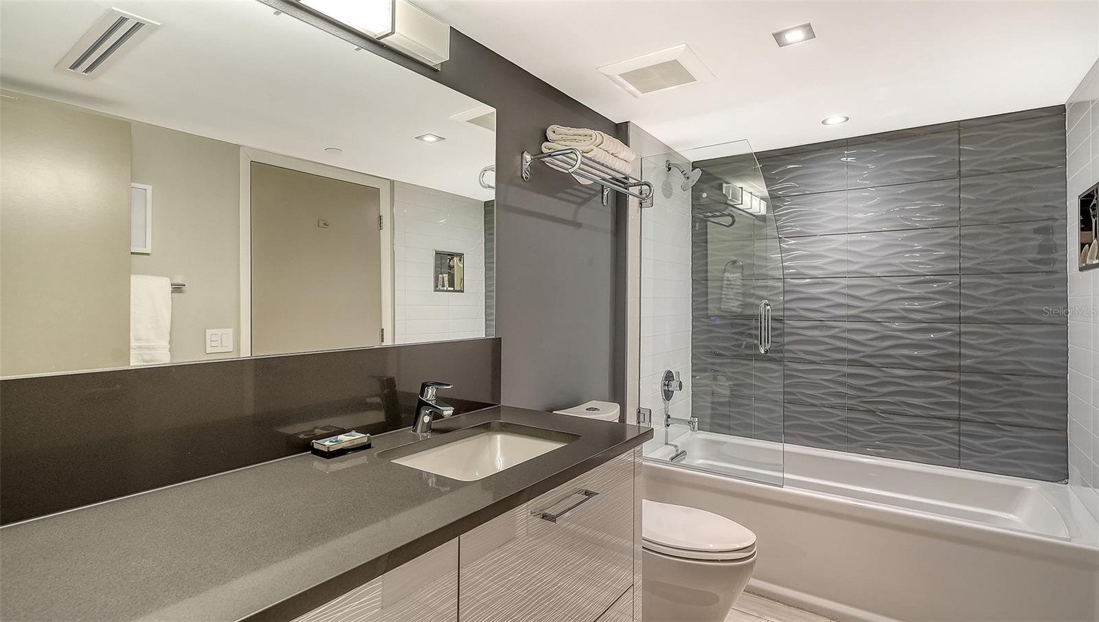 Second bath with tub/shower combo