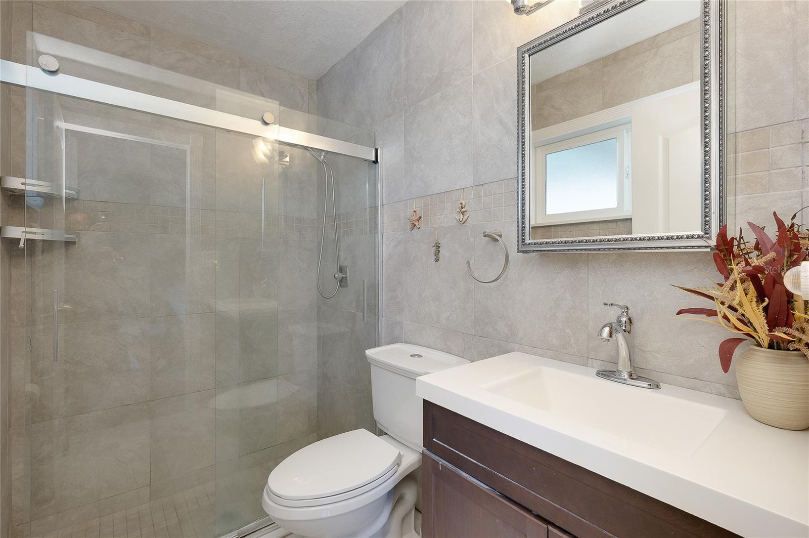 Primary en-suite bathroom