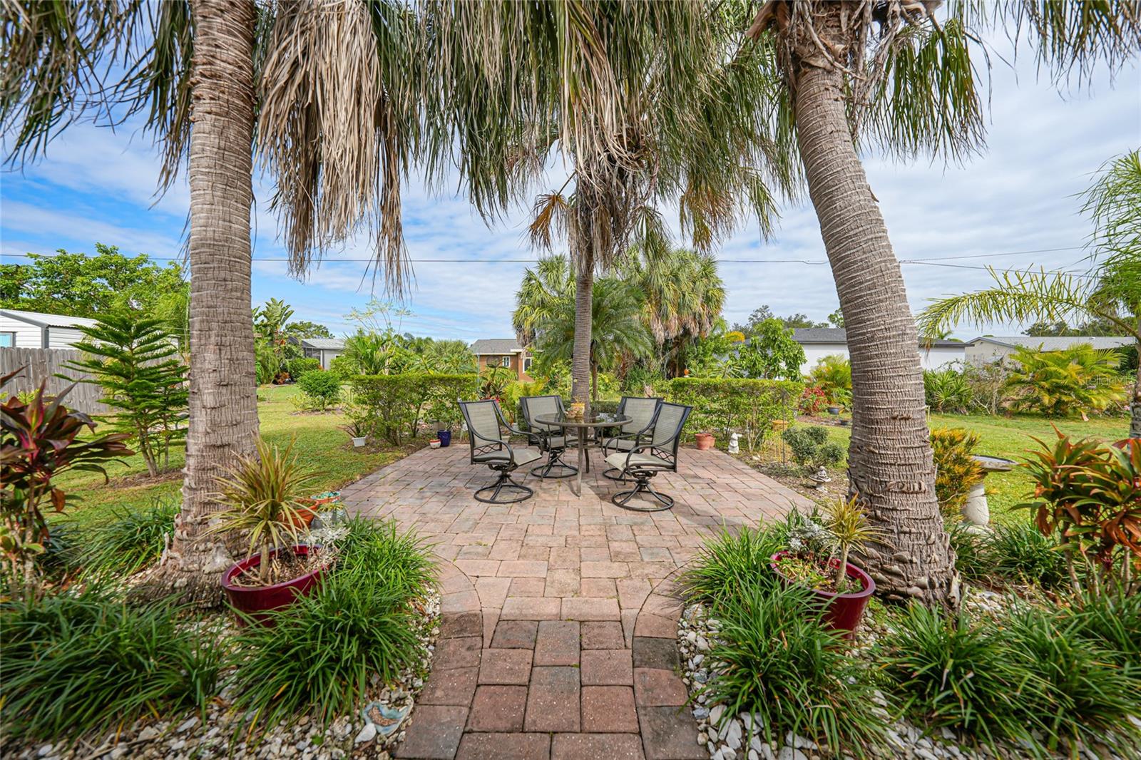 Amazing outdoor patio space & landscaping