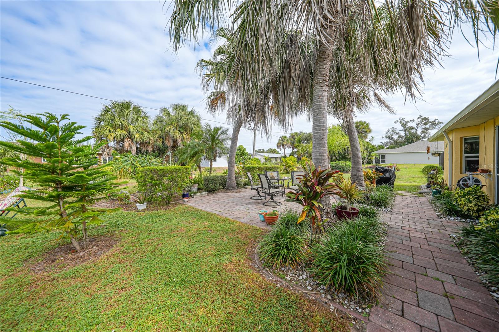 Lush & Mature Landscaping