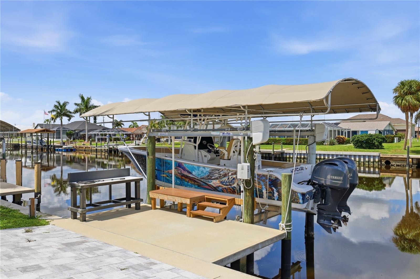 Covered boat lift