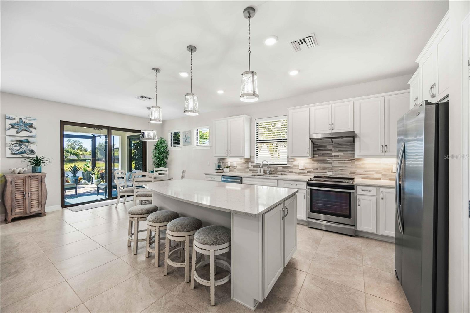 Modern Bright Kitchen