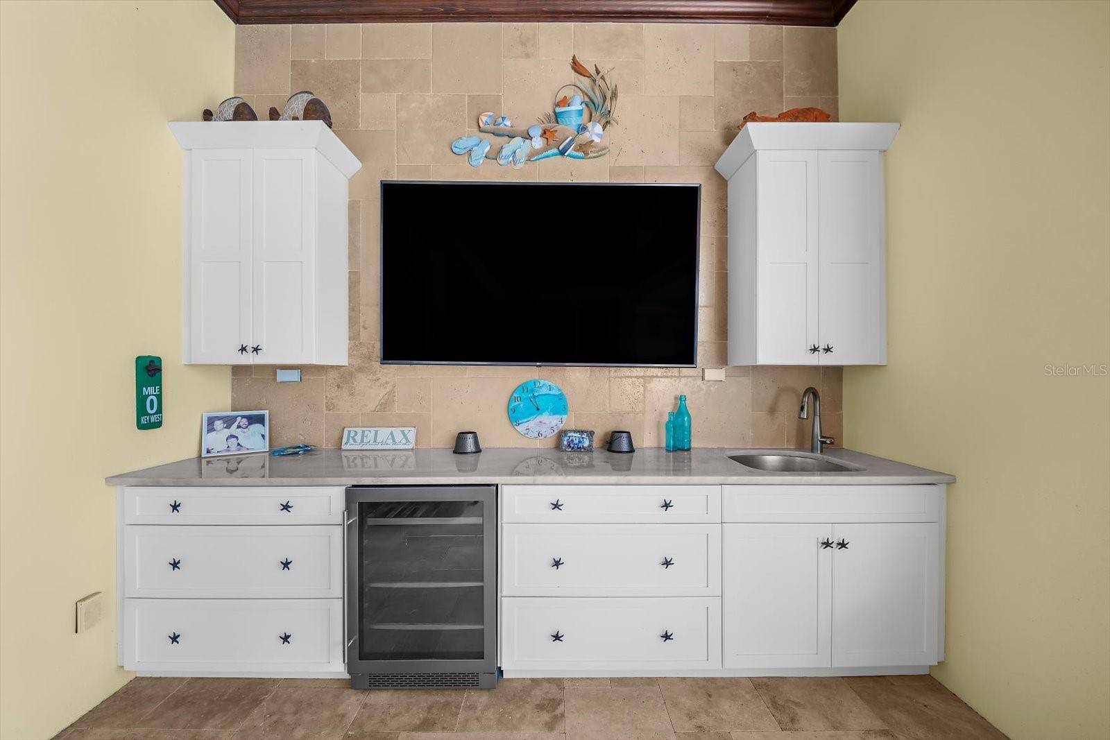 Lighted Countertops Enhance Evening ENTERTAINING