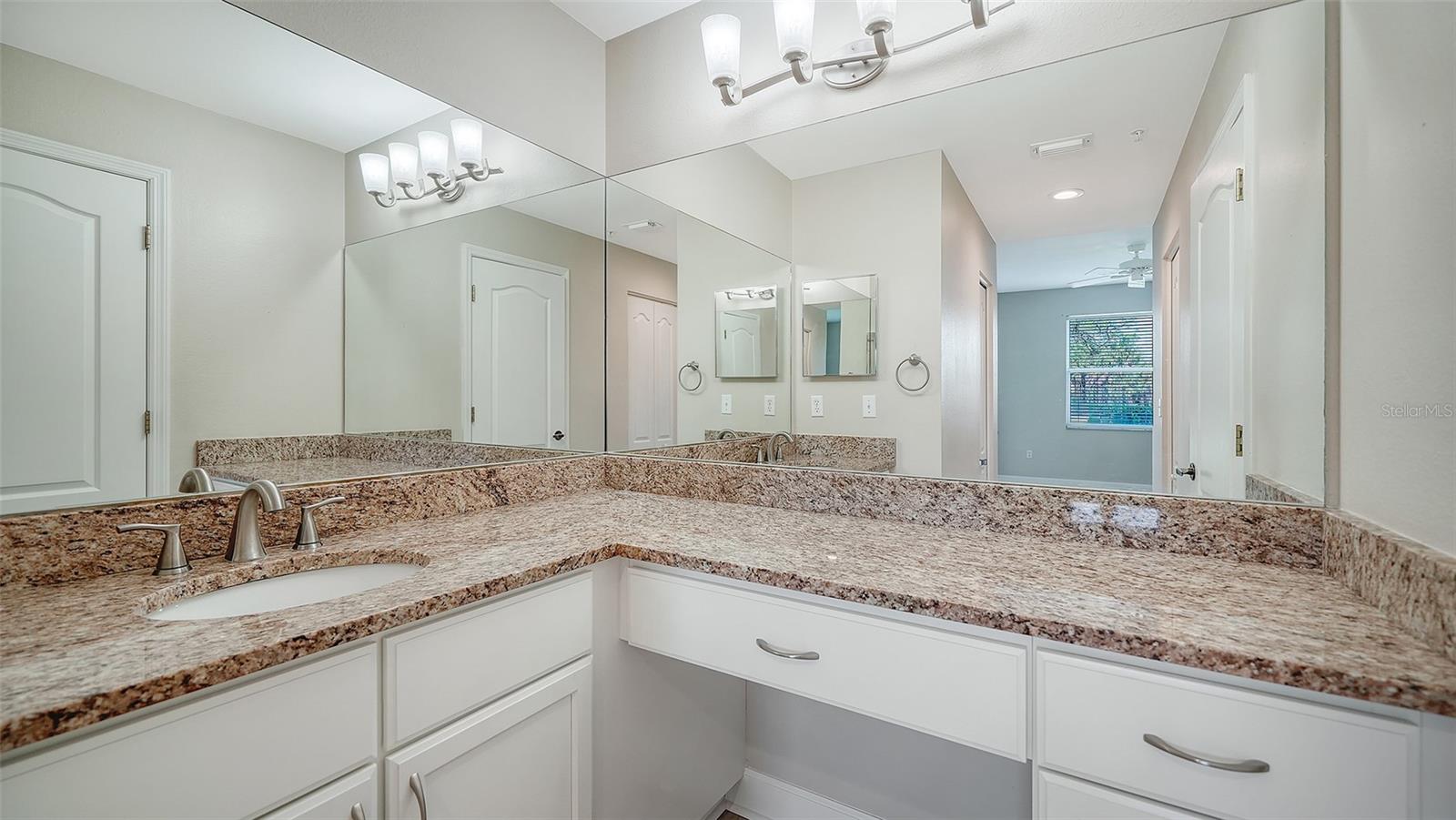 PRIMARY BATHROOM W GRANITE COUNTERTOPS
