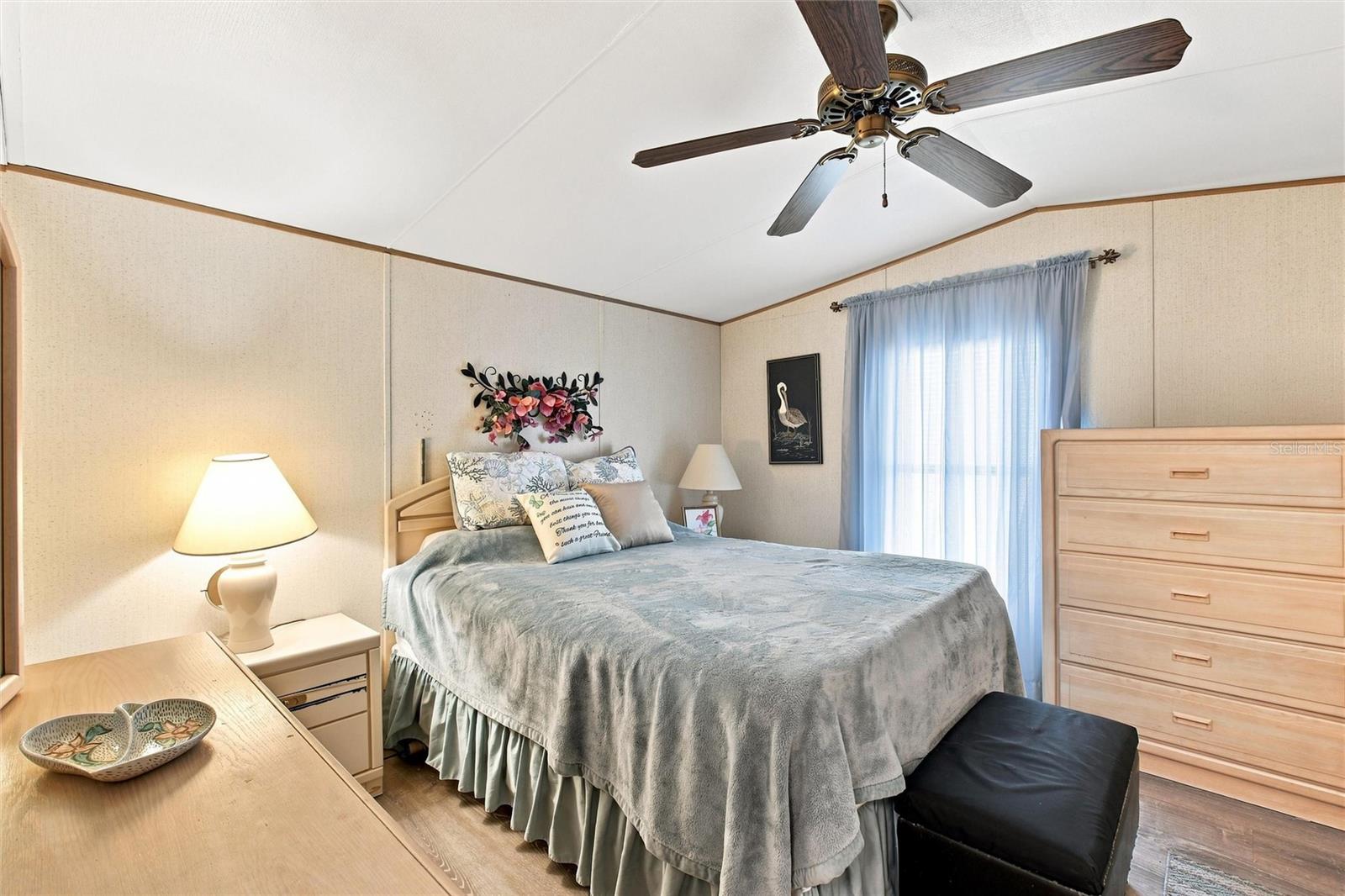 Bedroom with queen size bed