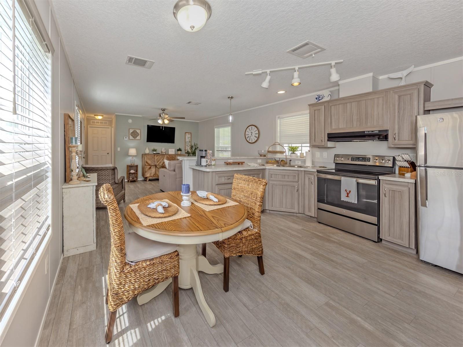 Dinette/Kitchen