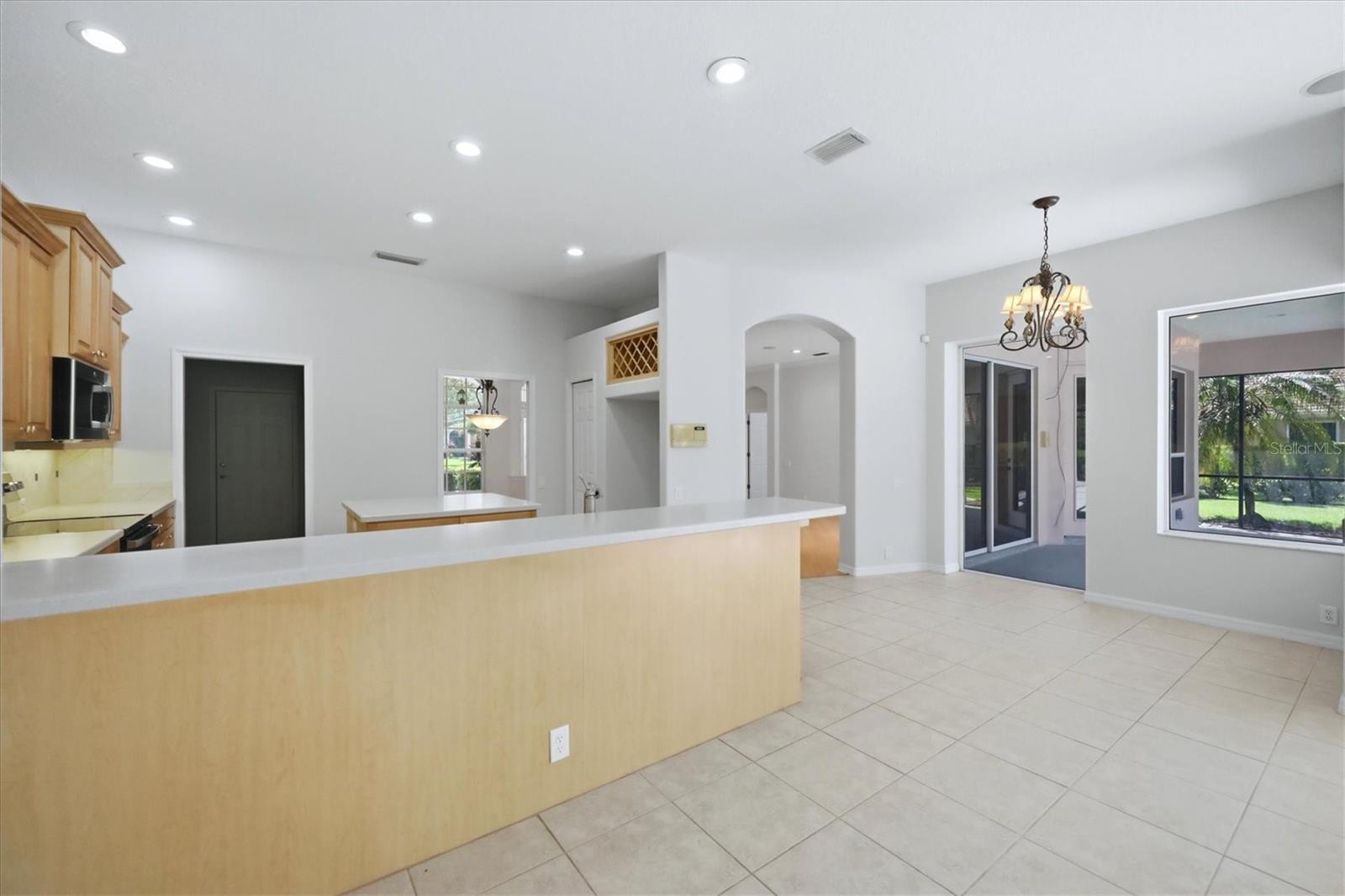Kitchen with large breakfast bar, breakdfast nook