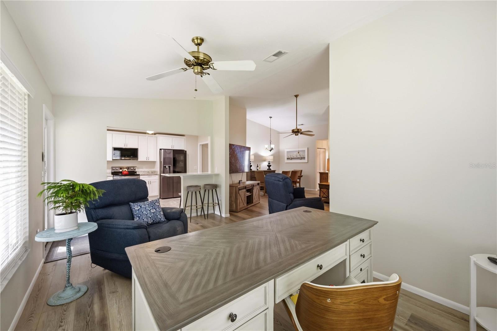 Looking back to kitchen/breakfast bar
