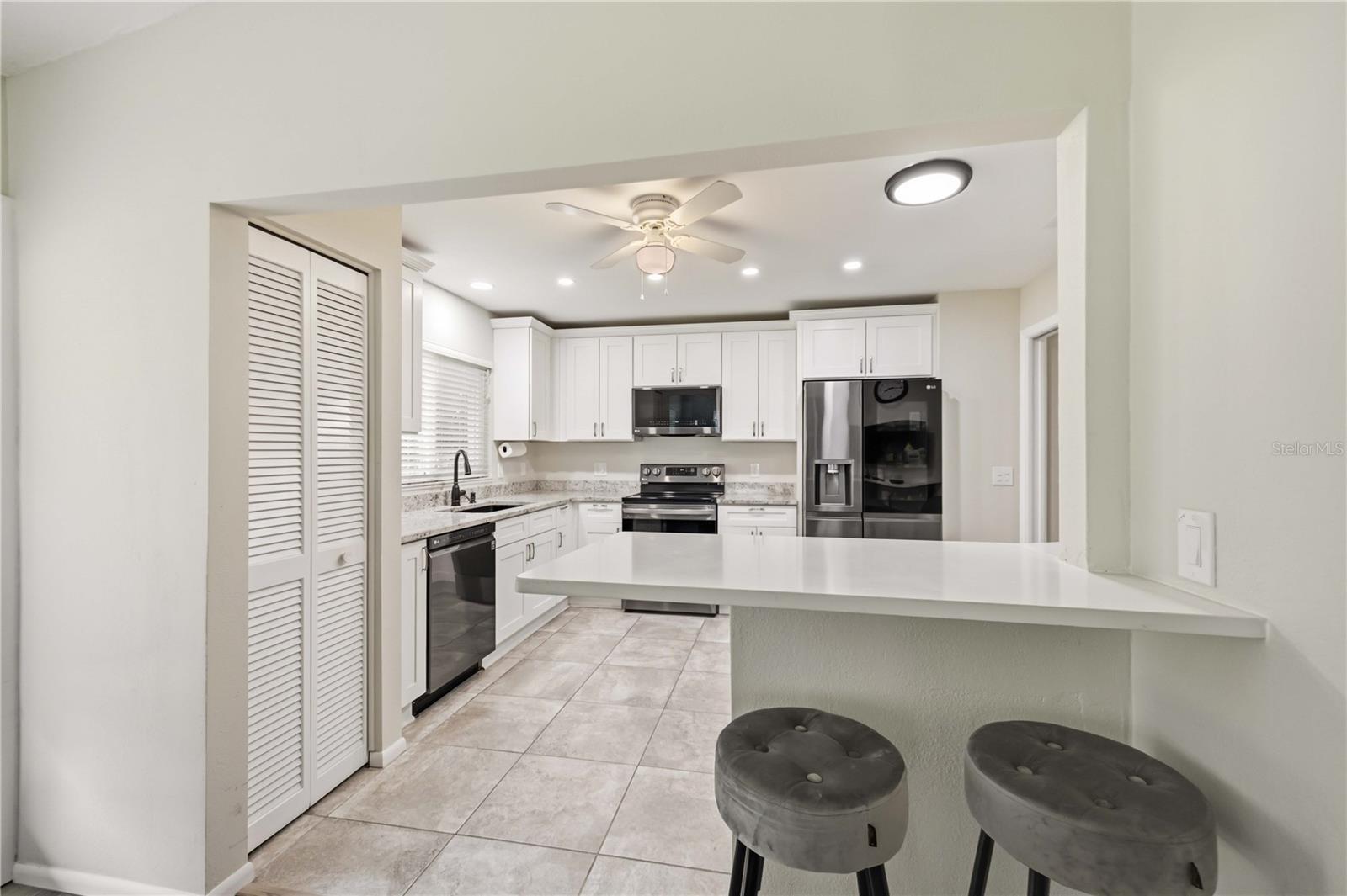 Kitchen with breakfast bar