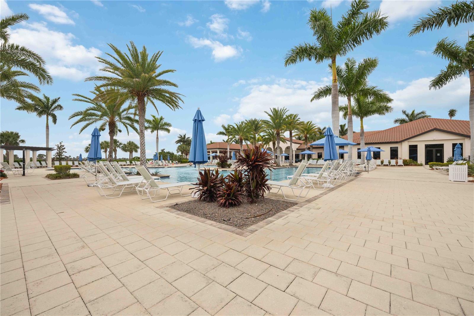 Zero entry pool area